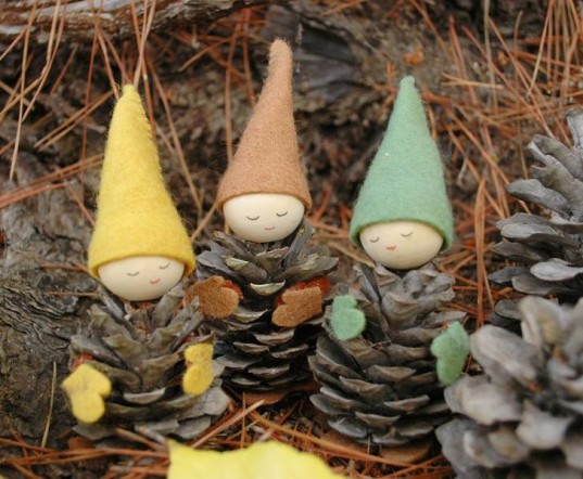 nature-christmas-crafts-pinecone-gnomes-537x442.jpg